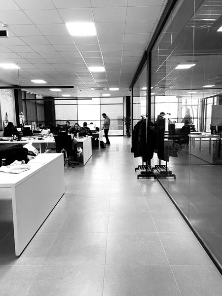 open-space kancelarija sa ljudima za radnim stolovima
